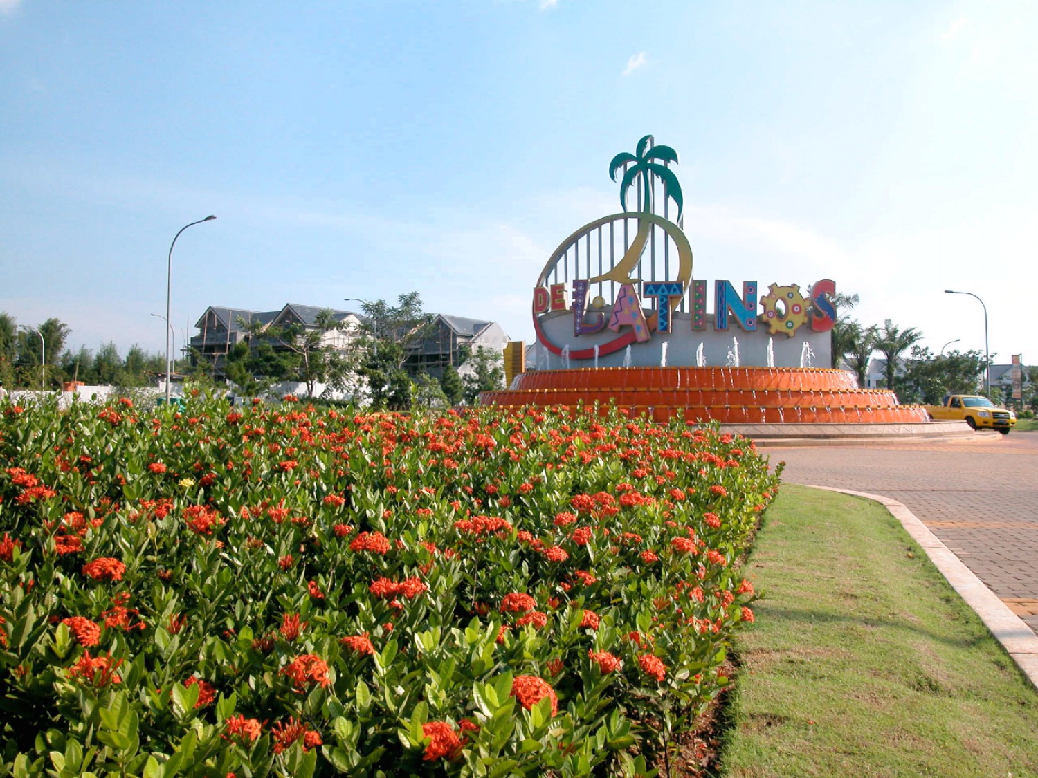 Gerbang kawasan De Latinos di BSD City.